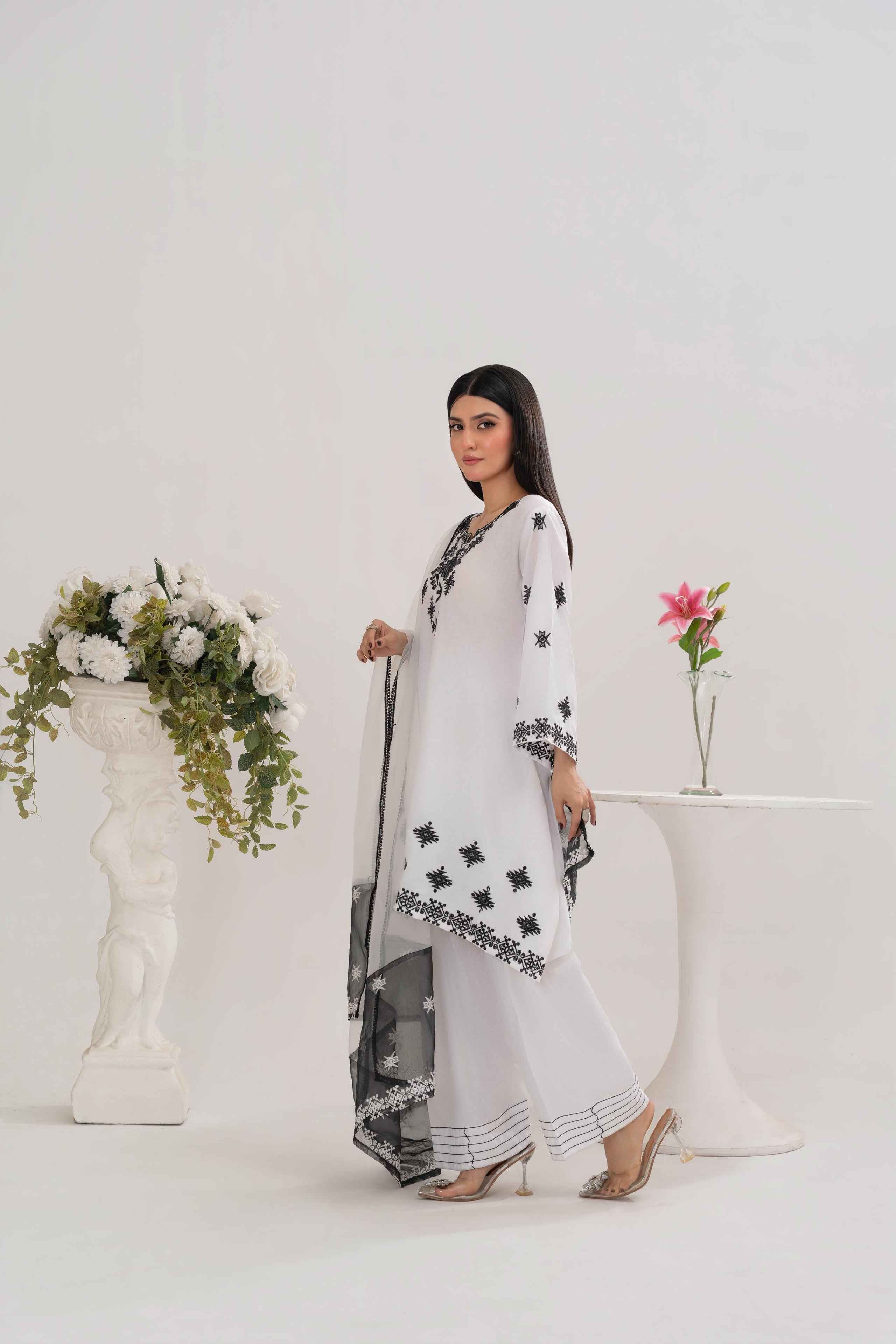 WHITE CHARM THREE-PEACE