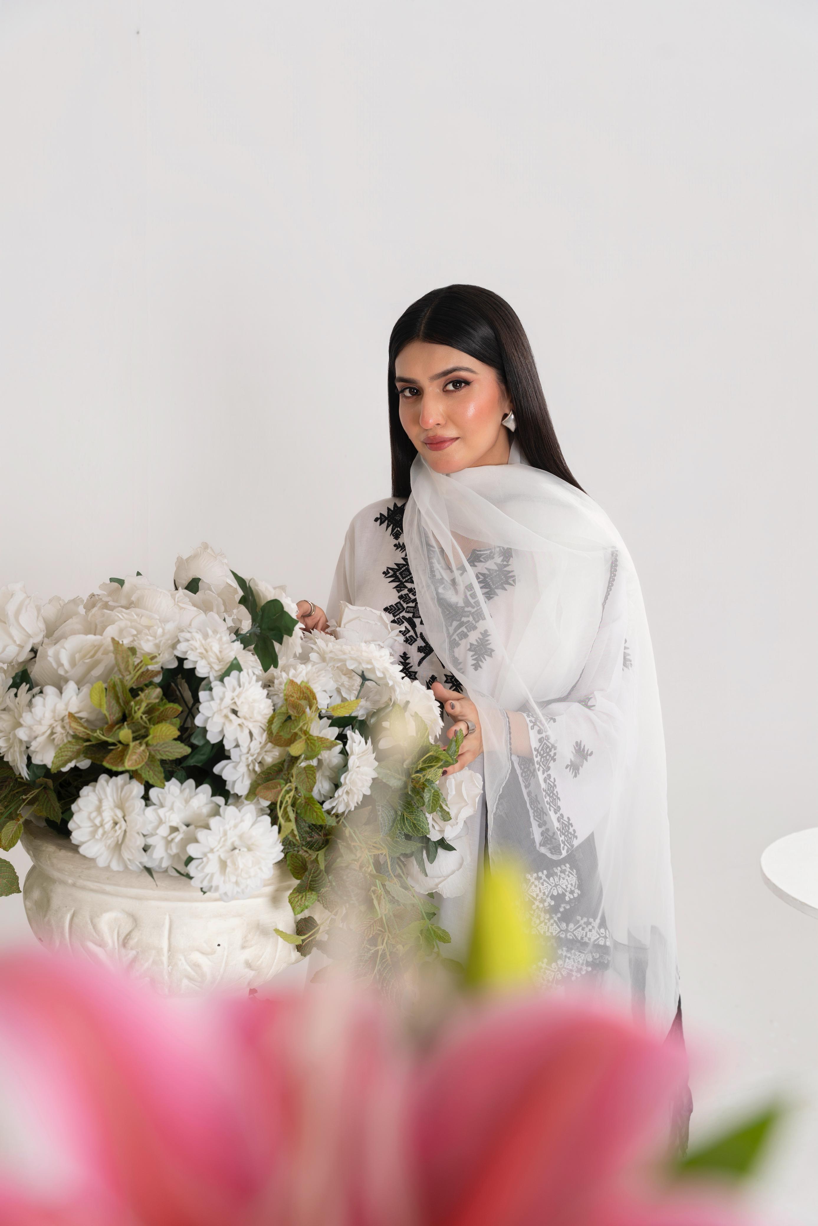 WHITE CHARM THREE-PEACE